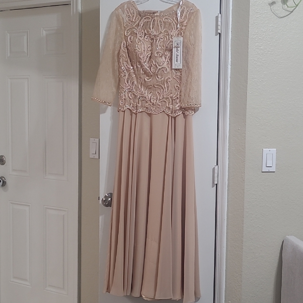 Elegant Lace Evening Gown